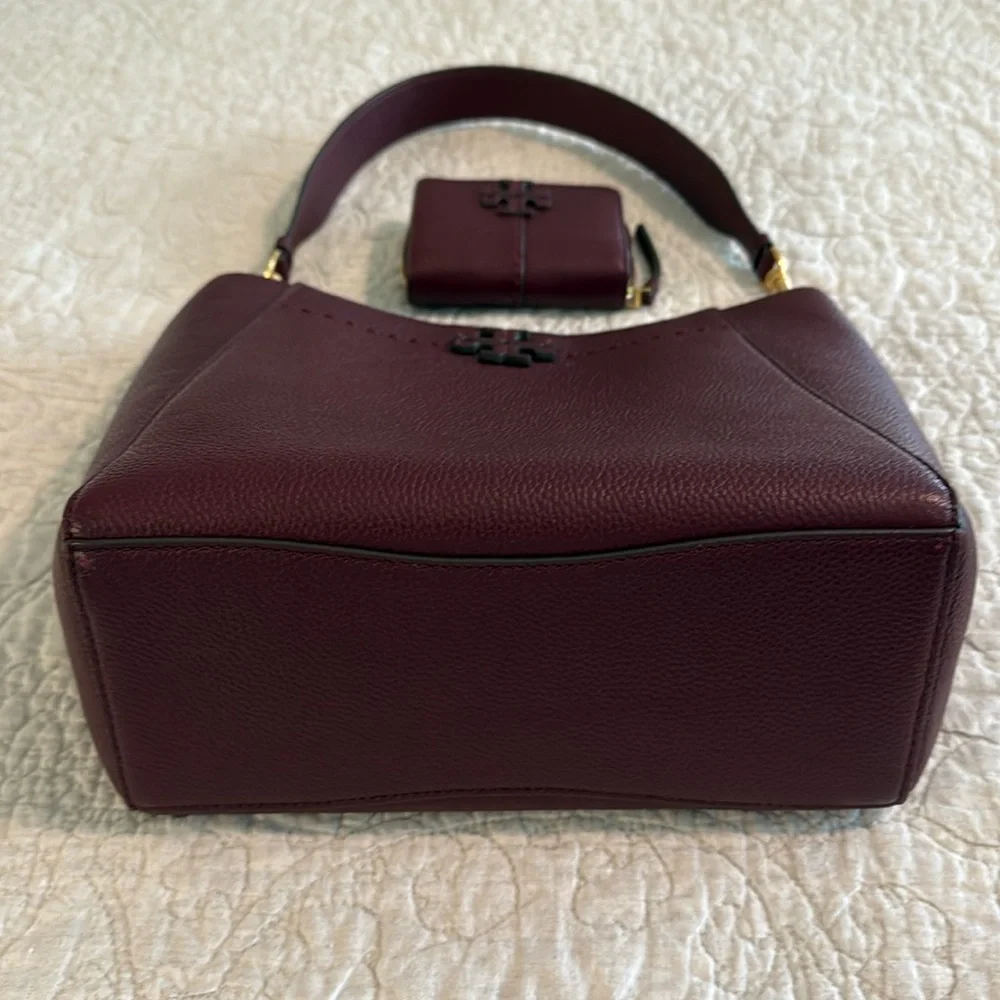 TORY BURCH McGraw Bucket Bag and matching McGraw Bi-Fold Wallet, burgundy/maroon - Picture 3 of 10